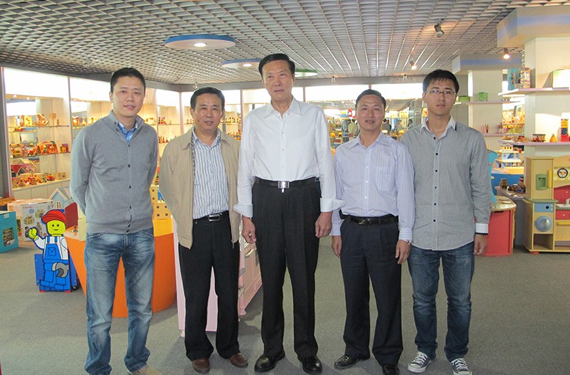 十屆全國人大常委、原國家輕工業(yè)部部長、中國輕工業(yè)聯(lián)合會名譽會長陳士能先生為和信集團親筆題詞：木玩工藝，世家傳承