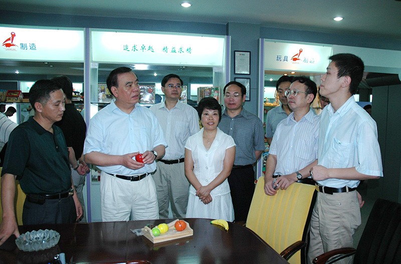 浙江省委副書記 , 省長呂祖善同志前來和信參觀視察 , 和信總經(jīng)理何彬向呂省長匯報木制玩具產(chǎn)業(yè)情況